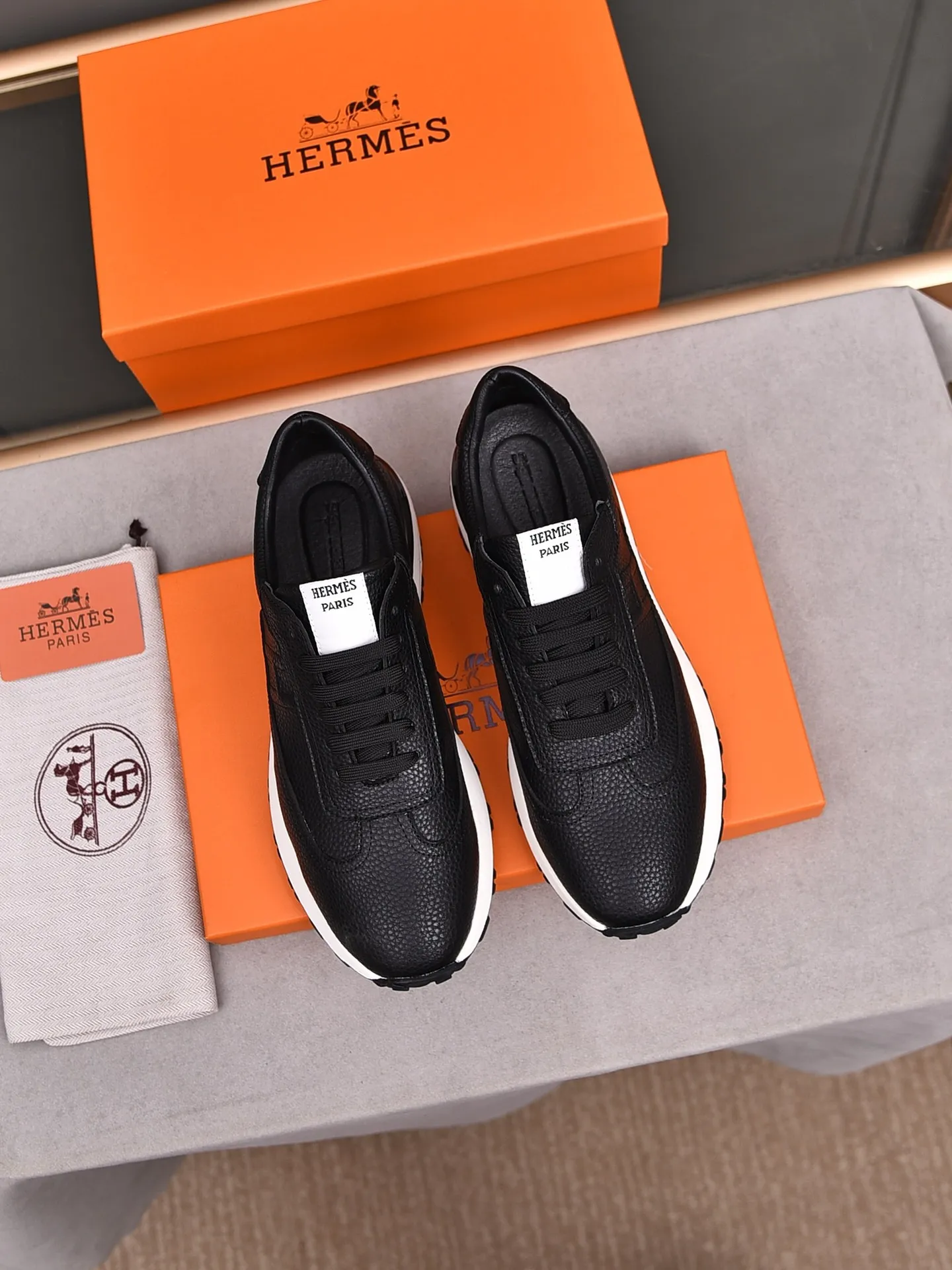 📛📛📛PPP420 (Hermes)🆕Men's color-blocked sneakers with textured calfskin details. Spliced ​​with original cowhide, this shoe draws inspiration from the equestrian world, integrating technical details and practical functions. Breathable sheep lining, original combination outsole, high-end quality, and every detail is perfectly combined! Size: 38-44 (45 can be customized)